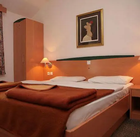 Hotel de apartamente Corinthia 3*